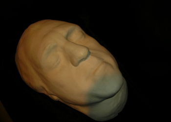 Марина Влади выставила на продажу посмертную маску Высоцкого