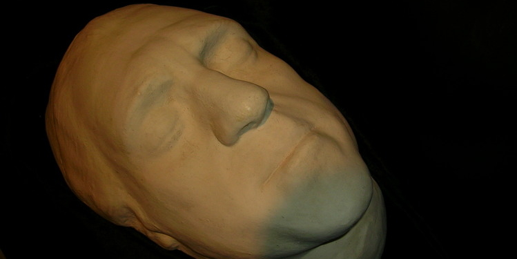 Марина Влади выставила на продажу посмертную маску Высоцкого