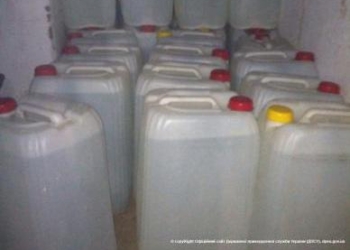 Запасы на зиму. У жителя Одесской области нашли 1 500 литров нелегального спирта