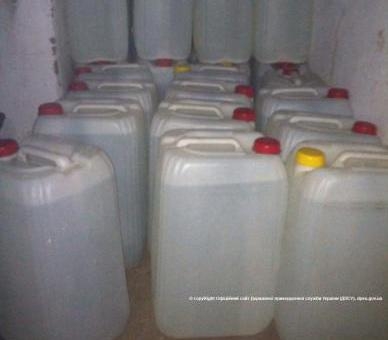 Запасы на зиму. У жителя Одесской области нашли 1 500 литров нелегального спирта