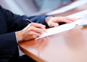 В Первомайском районе председатель сельсовета выдал 18-летней студентке неправдивую справку о направлении на работу