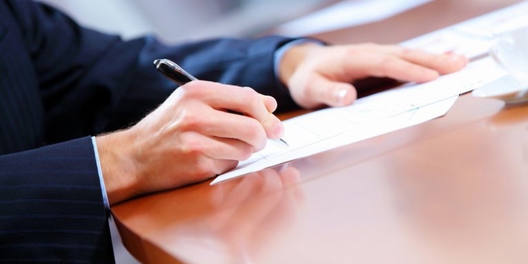 В Первомайском районе председатель сельсовета выдал 18-летней студентке неправдивую справку о направлении на работу