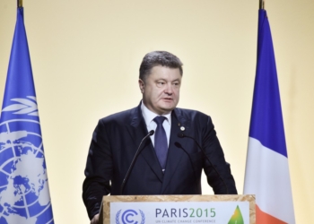 Порошенко в Париже: Гибридная война порождает гибридные последствия