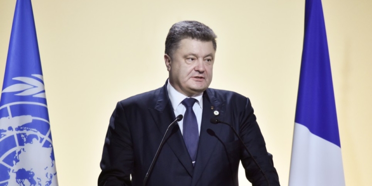 Порошенко в Париже: Гибридная война порождает гибридные последствия