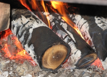 В Очаковском районе женщина пыталась растопить печь ГСМ – сейчас она и ее муж, пытавшийся потушить на ней огонь, в больнице с ожогами