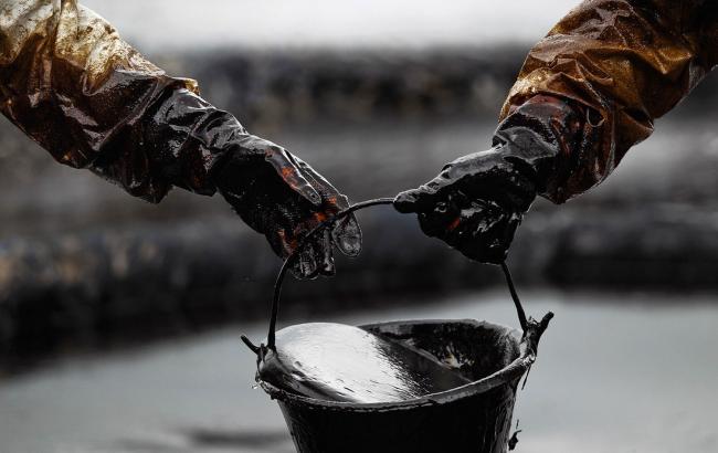 Нафта дешевшає через зростання долара до нового максимуму