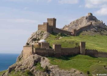 РФ вывозит ценные экспонаты из крымских музеев в Эрмитаж. – Денисова