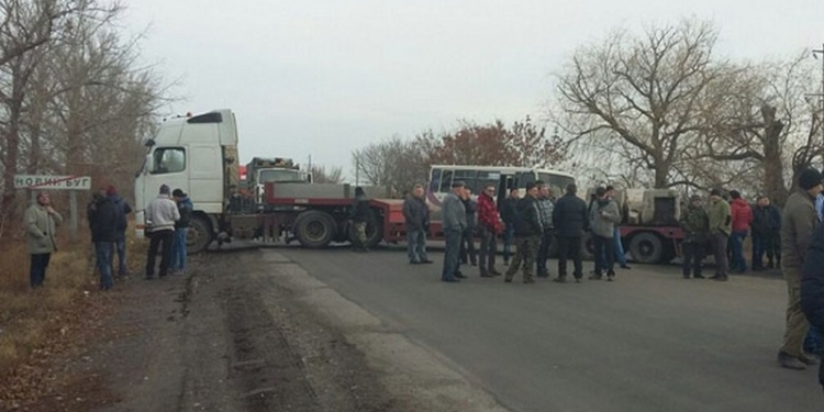 В Новом Буге жители перекрыли трассу «Днепропетровск – Николаев», требуя ремонта дороги
