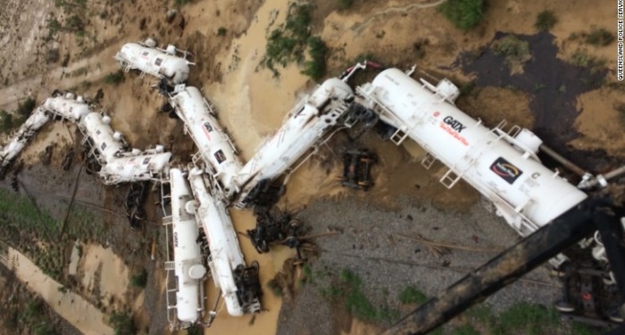 В Австралии сошел с рельсов поезд с 200 тысячами литров серной кислоты