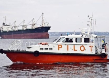 В акватории Николаевского порта экипаж катера «Спрытный» «Дельта-лоцман» спас выпавшего за борт человека