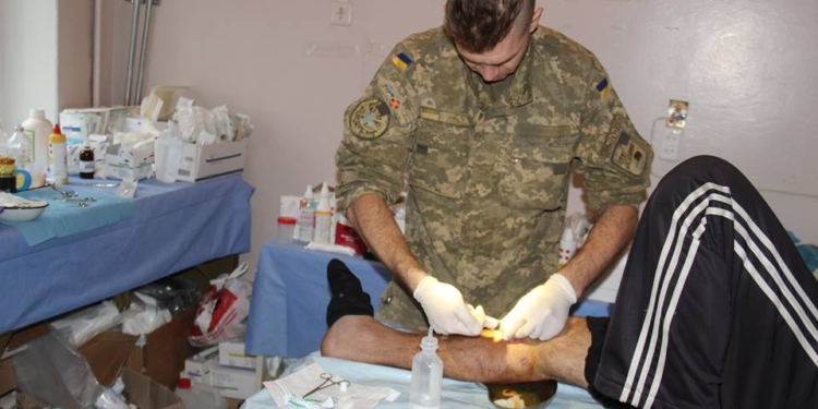 Врачи ВСУ лечат жителей Донбасса