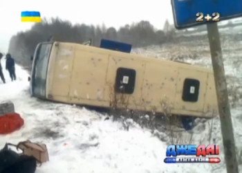 На Николаевщине из-за заснеженной дороги в кювет слетел пассажирский автобус