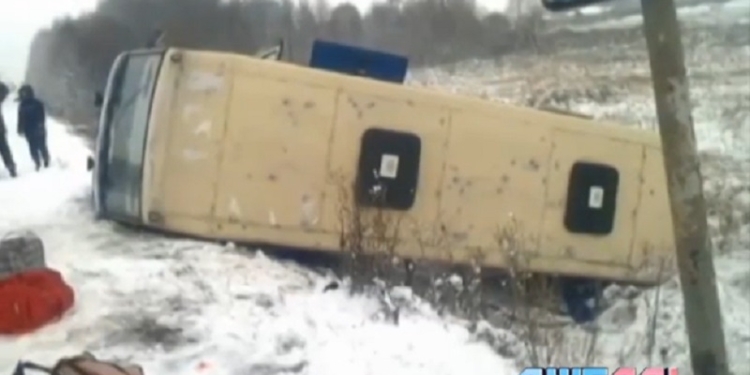 На Николаевщине из-за заснеженной дороги в кювет слетел пассажирский автобус