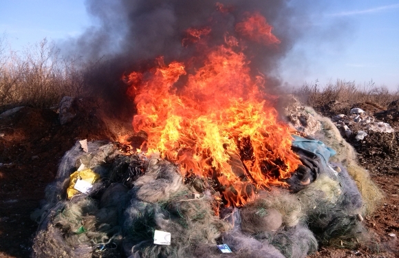 Гори, гори ясно: Николаеврыбоохрана сожгла 9 км браконьерских сетей