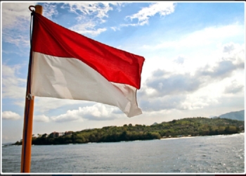 У берегов Индонезии затонуло судно с более чем 100 пассажирами на борту