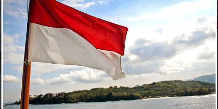 У берегов Индонезии затонуло судно с более чем 100 пассажирами на борту