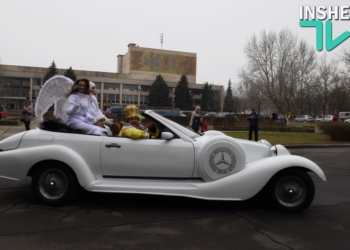 Поедем в кабриолете кататься: Святой Николай поздравил жителей Николаева из «механической кареты»