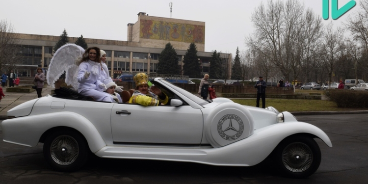 Поедем в кабриолете кататься: Святой Николай поздравил жителей Николаева из «механической кареты»