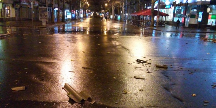 Непогода в Николаеве. Советскую забросало обломками шифера