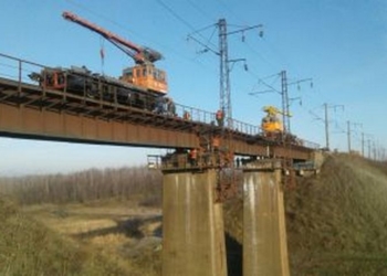 На Николаевщине железнодорожники отремонтировали столетний мост