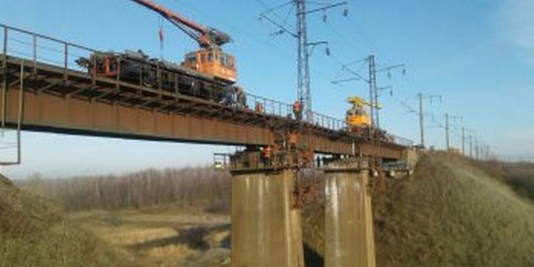 На Николаевщине железнодорожники отремонтировали столетний мост