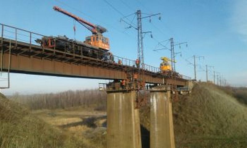 На Николаевщине железнодорожники отремонтировали столетний мост 1