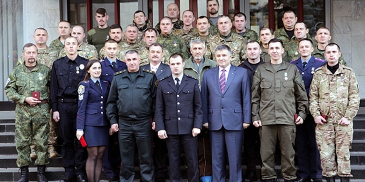 Николаевского полицейского, участника АТО, Президент наградил медалью «Защитнику Отечества»