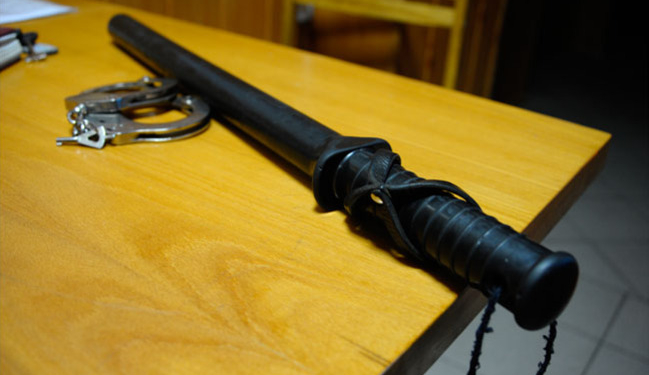 В РФ полицейский сломал ребра задержанному, облил водой и выставил на мороз