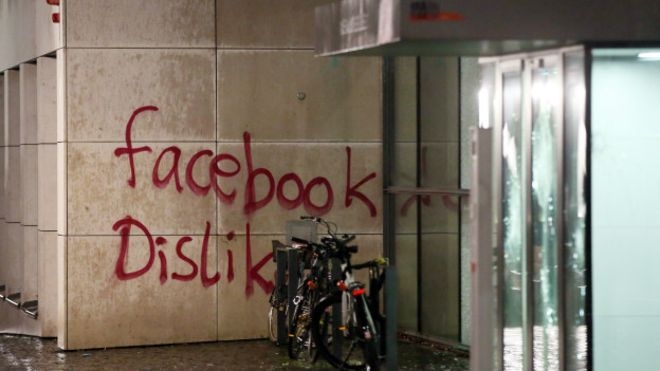 “Не нравится”. Штаб-квартиру “Фейсбука” закидали пакетами с краской