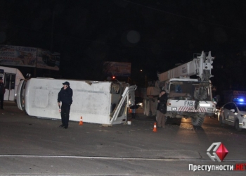 В Николаеве маршрутка столкнулась с краном, после чего перевернулась на бок