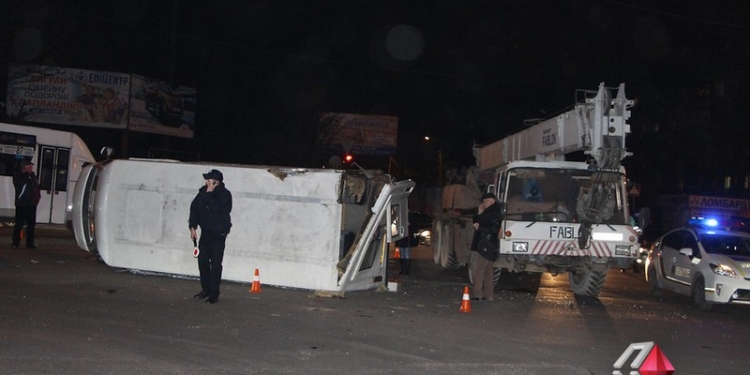 В Николаеве маршрутка столкнулась с краном, после чего перевернулась на бок