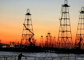 Пожар на нефтяной платформе SOCAR на Каспии: один погибший и 30 пропавших без вести