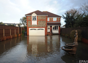 Наводнение в Англии и Шотландии: Спасатели заявляют о беспрецедентной ситуации