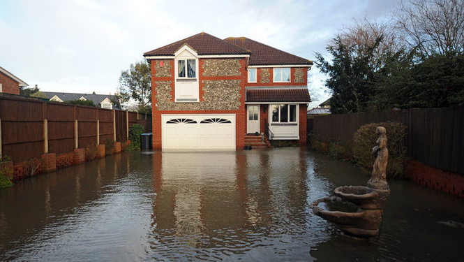 Наводнение в Англии и Шотландии: Спасатели заявляют о беспрецедентной ситуации