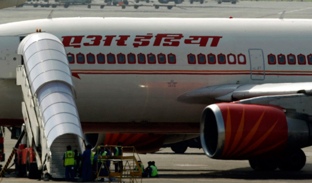 Страшная смерть. В аэропорту Мумбаи техника затянуло в работающий двигатель самолета