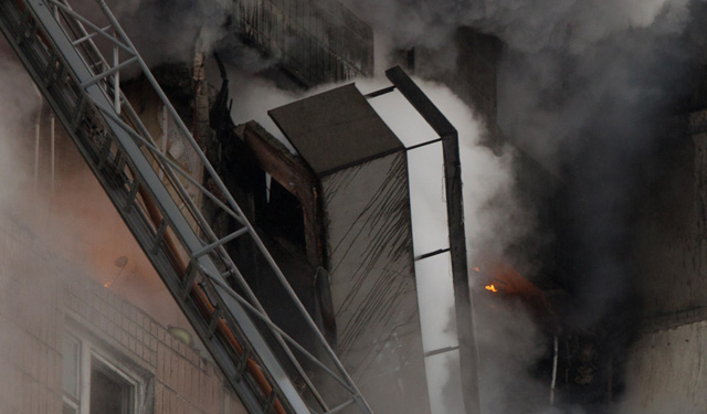 В Волгограде в 9-этажном жилом доме взорвался газ и начался пожар