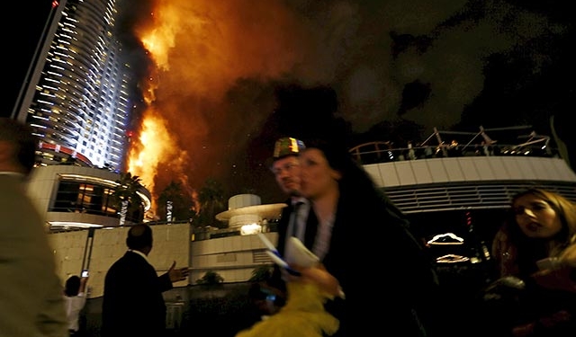 В Дубае горит небоскреб