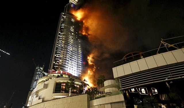 В Дубае горит небоскреб