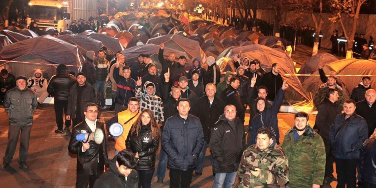 В Румынии сотни разъяренных пастухов ворвались в парламент