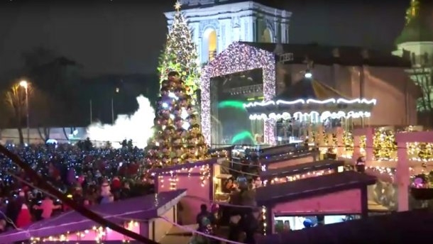 Как в Киеве главную елку страны открывали