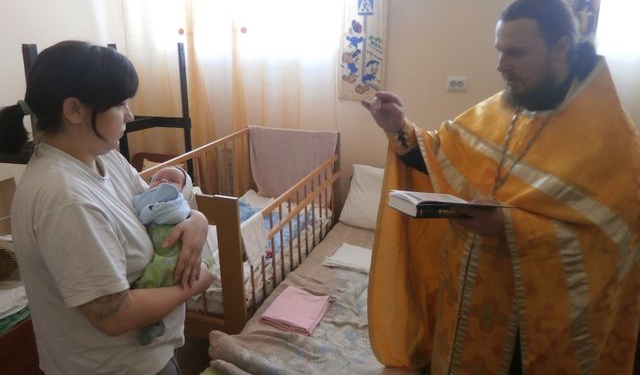 День Святого Николая в Николаевском СИЗО: двух малышей, которые находятся здесь с мамами, окрестили