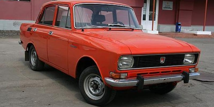 В Первомайске неизвестный угнал «Москвич» прямо со двора потерпевшей, а до этого запер её дома