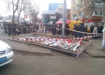 В Черкассах порыв ветра свалил билборд – травмировано 7 человек