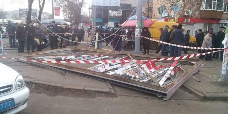 В Черкассах порыв ветра свалил билборд – травмировано 7 человек