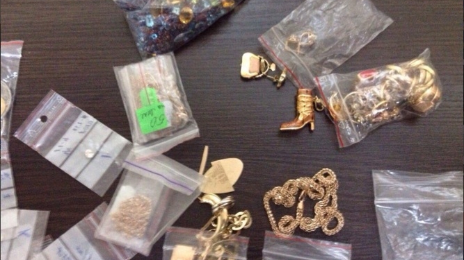 Украинец пытался в нижнем белье провезти на неподконтрольную территорию жемчуг, бриллианты и старинные монеты