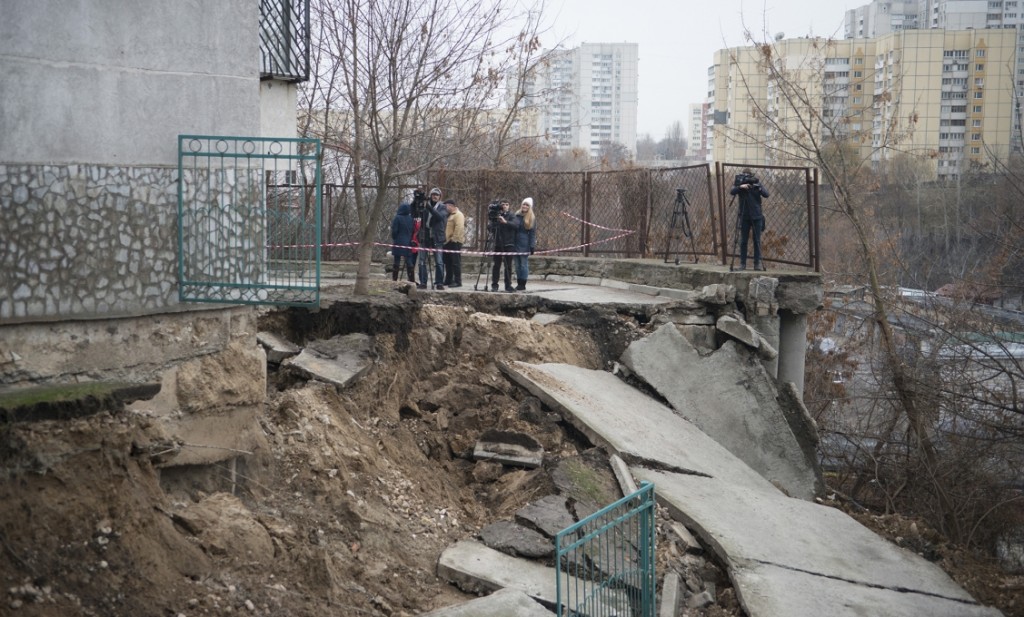 Причиной оползня в Киеве стал прорыв теплотрассы. Видео разрушений 1