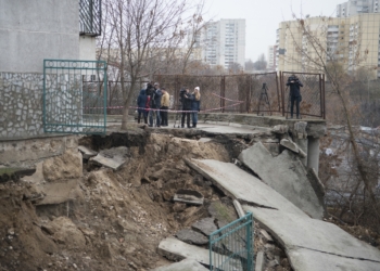 В Киеве из-за оползня разрушился фундамент жилого дома, землей засыпало 10 гаражей