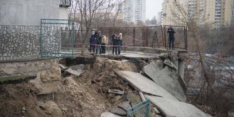 В Киеве из-за оползня разрушился фундамент жилого дома, землей засыпало 10 гаражей