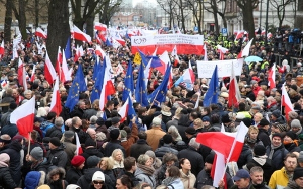 В Варшаве 50 тысяч человек вышли на манифестацию против действий власти