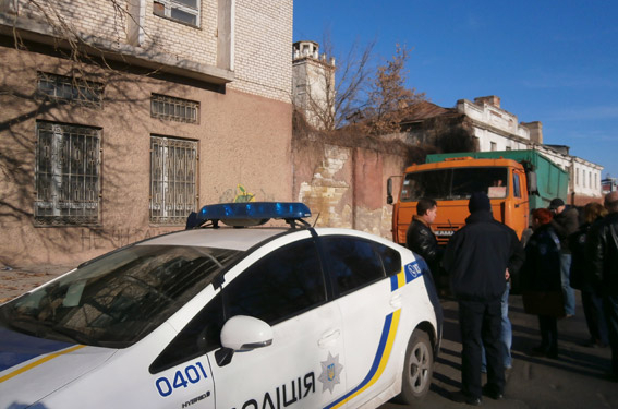 С ГП «Судостроительный завод им.61 коммунара» опять вывозят металл. На заводе говорят, что у них все законно